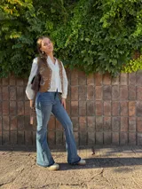 Jean de corte wide leg en color azul, con diseño de ruedo deshilachado y costura visible en la parte inferior. Confeccionado en denim con elastano para mayor comodidad.