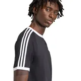 Remera Adidas negra de manga corta con cuello redondo, las clásicas tres franjas blancas en las mangas y el logo de Adidas en el pecho.