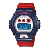 Reloj Casio G-Shock modelo DW-6900AC-2DR con carcasa azul, correa de resina roja y esfera digital con detalles tricolor en azul, blanco y rojo.