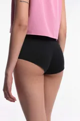 Short negro de microfibra, tiro alto, con cintura elastizada y diseño ajustado.