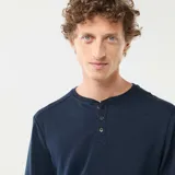 Remera de manga larga con cuello panadero y cierre frontal de tres botones, confeccionada en tejido de algodón de color azul marino.