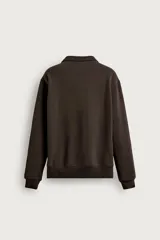 Sudadera regular fit de color marrón, con cuello alto y cierre frontal de cremallera corta, manga larga y puños y dobladillo en rib.