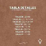 Bota corta tipo chelsea de cuero vacuno color negro, con suela de goma track, cierre lateral interno y elástico lateral externo.