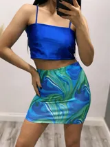 Minifalda ajustada con estampado abstracto en tonos azul, celeste, verde y blanco.