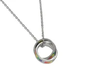 Collar de acero plateado con cadena de eslabones y dije de dos aros entrelazados, uno de ellos con diseño de arcoíris.