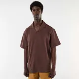 Remera de punto color marrón con cuello polo abierto y mangas cortas de corte holgado.