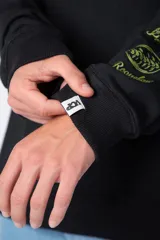 Buzo negro de corte oversize con cuello redondo y mangas largas. Presenta un pequeño logo estampado en el pecho y un diseño de empanadas y textos en la manga.