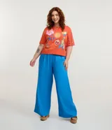 Pantalón pantalona azul, confeccionado en viscolino, con cintura elástica y lazo.