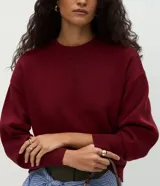 Buzo de tricot con cuello redondo y puños ajustados. Presenta un diseño de calce holgado y tejido de punto liso.