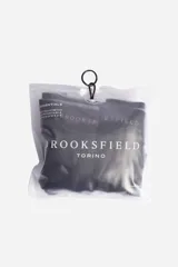 Pack de dos bóxers Brooksfield, uno en color negro y otro en azul marino. Ambos cuentan con cintura elástica con el nombre de la marca grabado.