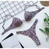 Conjunto de bikini color lila, compuesto por un soutien con aro y tirantes finos regulables, y una bombacha colaless de tiro medio.