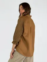 Camisa beige de lino, con mangas 3/4 con detalle de calado.