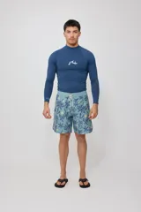 Remera técnica de natación manga larga con protección UV, color azul, con cuello alto y logo de la marca estampado en el pecho.