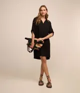 Vestido corto negro de viscosa con cuello solapa y mangas 3/4.