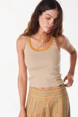 Musculosa beige de algodón con ribetes en contraste en el cuello y sisas, y detalle de bordado en el bajo.