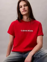 Remera Calvin Klein de manga corta en color rojo, con cuello redondo, corte regular y el logo de la marca bordado en 3D en el pecho.