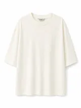 Remera de corte oversize, color crema, con cuello redondo y mangas cortas de estilo caído.