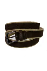 Cinturón de yute y nobuc color marrón con hebilla rectangular metálica plateada y detalle de pin metálico con logo.