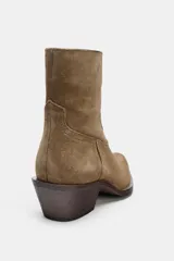 Botín estilo cowboy confeccionado en serraje, con detalle de pespuntes en el cuerpo, cierre lateral mediante cremallera y acabado en punta con tacón cuadrado.