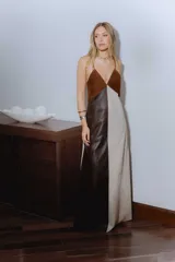 Vestido largo de cuero color marrón, beige y negro, con breteles finos y escote en la espalda. Confeccionado en cuero antílope y napa ovina.