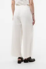 Pantalon de pierna amplia y calce relajado color tostado, con cintura elastizada y lazo regulable.