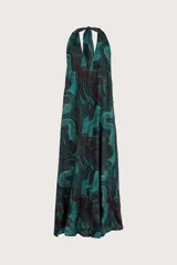 Vestido largo con escote halter y silueta de caída natural, confeccionado con un estampado de ondas orgánicas en tonos verde azulado y marrón.