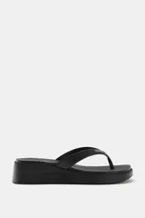 Sandalias plataforma Havaianas x Zara de color negro, con diseño de tiras de dedo texturizadas, suela alta con relieve antideslizante y logo en relieve.
