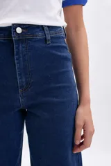 Pantalon de jean azul de corte ancho y tiro alto, con costuras a la vista y cierre frontal con boton y cremallera.