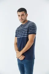 Remera tipo polo de manga corta con diseño a rayas horizontales en color blanco y tostado. Presenta cuello clásico, cierre frontal con botones y logo pequeño bordado en el pecho.