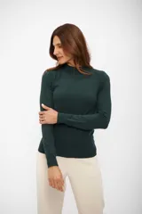 Sweater de punto fino con cuello medio alto, manga larga y ajuste al cuerpo.