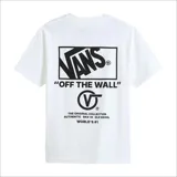 Remera blanca de manga corta con logo de Vans estampado en el pecho.