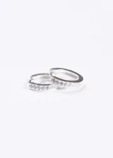 Par de aros tipo huggies de plata 925 con circonias engarzadas. Diámetro de 12mm y grosor de 1.5mm.