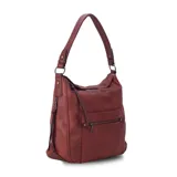 Cartera tipo hobo de cuero sintético color rojo ladrillo, con correa de hombro ajustable. Tiene cierre superior con solapa y broche magnético, bolsillo frontal con cierre, bolsillos laterales con cierre y múltiples bolsillos internos.