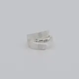 Anillo de diseño minimalista confeccionado en plata 925, con una banda de grosor medio y acabado pulido.