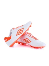Championes de fútbol Umbro modelo Touch FG, color negro con detalles en turquesa. Presentan el logo de la marca en el lateral y suela con tapones para terreno firme.