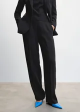 Pantalon de vestir tipo wideleg, de corte recto y tejido fluido. Cuenta con forro interior, elástico en la parte posterior de la cintura, dos bolsillos laterales y cierre oculto de botón, gancho y cremallera.