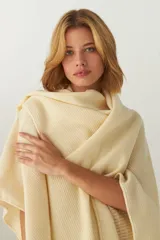 Ruana de lana fina sin teñir, con textura acanalada y terminaciones tejidas a crochet hechas a mano.