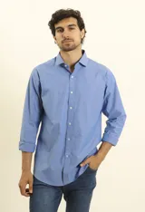 Camisa celeste con microestampado blanco, de vestir, con cuello italiano y manga larga.
