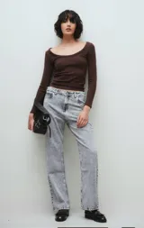 Pantalón de jean gris con efecto lavado, corte recto, tiro medio y confeccionado en algodón.