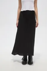 Falda larga de corte recto y tiro alto, confeccionada en poliéster de color negro con acabado satinado.