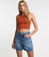 Short de jean celeste con tiro alto, corte mom, bolsillos delanteros y traseros, y lavado con efecto desteñido.