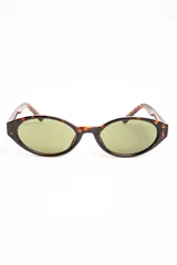 Lentes de sol con armazón ovalado de carey en tonos marrones y negros, y cristales verdosos.