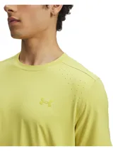 Remera deportiva de manga corta Under Armour, diseñada con tecnología Iso-Chill para disipar el calor corporal. Presenta perforaciones láser estratégicas para ventilación, bajo con aberturas laterales y detalles reflectantes. Tejido elástico de secado rápido con protección UPF 30.