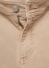 Jeans de tiro alto, color beige, con diseño culotte, perneras rectas, bajo deshilachado y cierre de cremallera y botón con trabillas para cinturón.