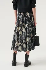 Pollera larga con estampado abstracto en tonos beige, negro y gris.