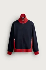 Chaqueta regular fit de color azul marino con detalles en rojo y blanco, cuello subido, cierre frontal con cremallera y bolsillos laterales.