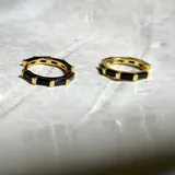 Par de aros tipo argolla de plata 925 con acabado en oro de 18k y circonias negras.