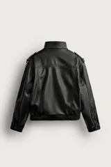 Cazadora biker relaxed fit confeccionada en tejido efecto piel, color negro. Cuenta con cuello subido, manga larga con puño ajustable y bajo elástico. Incluye bolsillos de vivo en la cadera y cierre frontal con cremallera oculta bajo una solapa diagonal con botones a presión.