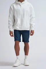 Bermuda de jean azul medio con diseño clásico y dobladillo en las piernas.