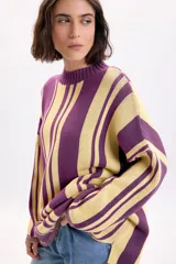Sweater de punto con diseño de rayas verticales en tonos violeta y amarillo, de cuello redondo y mangas largas.